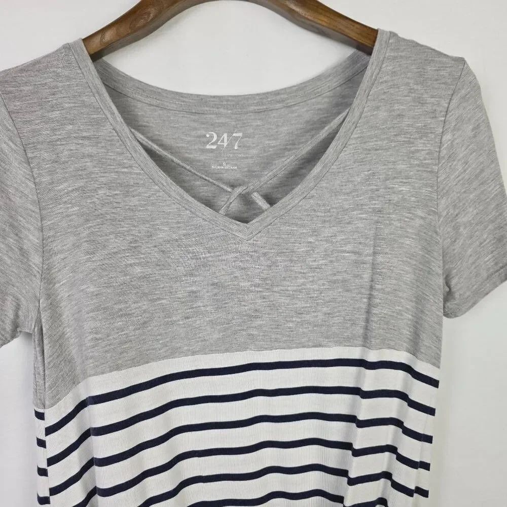 24/7 by Maurices Striped Paisley V-Neck Top Small - Picture 3 of 8